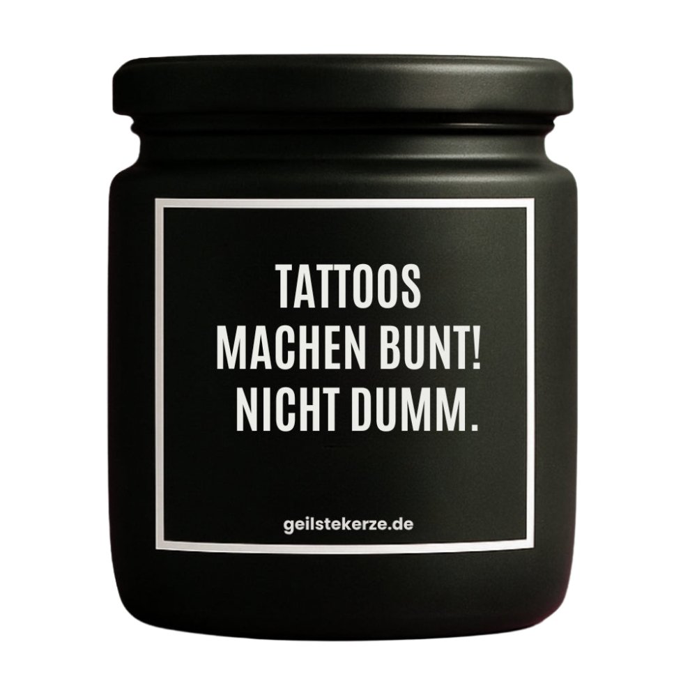 Duftkerze mit Spruch von geilstekerze ist der neue Geschenketrend. Diese witzige Kerze Vegane Bio-Kerze mit Spruch – TATTOOS MACHEN BUNT! NICHT DUMM. brennt mega lange sagenhafte 80 Stunde, hochwertige ätherische Öle schaffen beste Duftverteilung. Mit 1400 lustigen Sprüchen perfekt zum Verschenken. Handgemacht in Deutschland von geilstekerze.de -Die beste Duftkerze die du kaufen kannst.