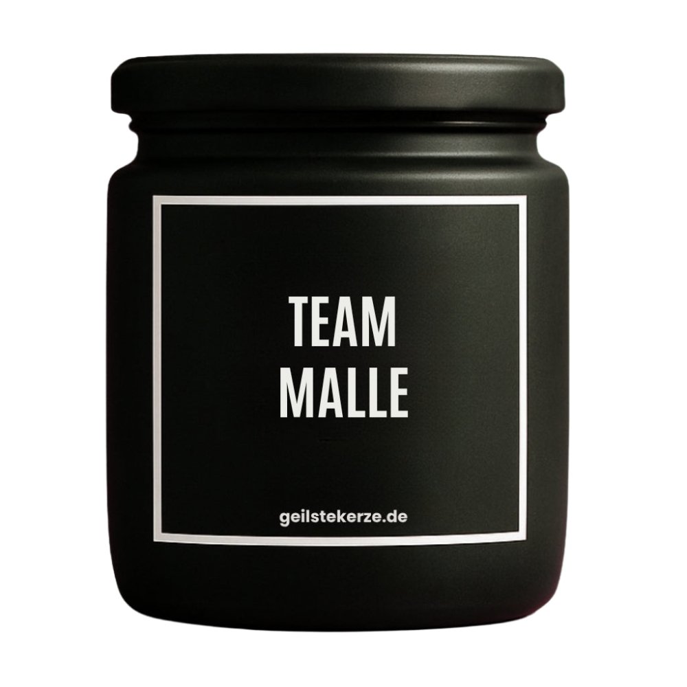 Duftkerze mit Spruch von geilstekerze ist der neue Geschenketrend. Diese witzige Kerze Vegane Bio-Kerze mit Spruch – TEAM MALLE brennt mega lange sagenhafte 80 Stunde, hochwertige ätherische Öle schaffen beste Duftverteilung. Mit 1400 lustigen Sprüchen perfekt zum Verschenken. Handgemacht in Deutschland von geilstekerze.de -Die beste Duftkerze die du kaufen kannst.