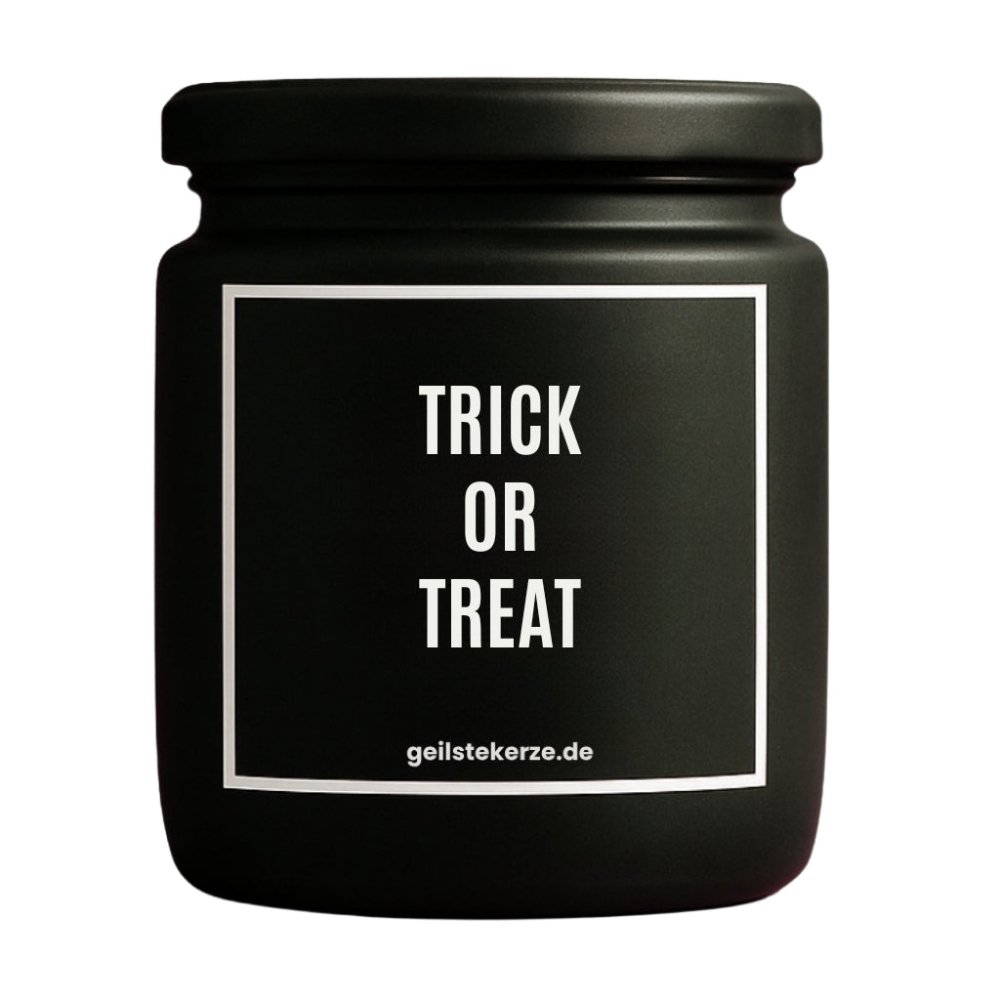 Duftkerze mit Spruch von geilstekerze ist der neue Geschenketrend. Diese witzige Kerze Vegane Bio-Kerze mit Spruch – TRICK OR TREAT brennt mega lange sagenhafte 80 Stunde, hochwertige ätherische Öle schaffen beste Duftverteilung. Mit 1400 lustigen Sprüchen perfekt zum Verschenken. Handgemacht in Deutschland von geilstekerze.de -Die beste Duftkerze die du kaufen kannst.