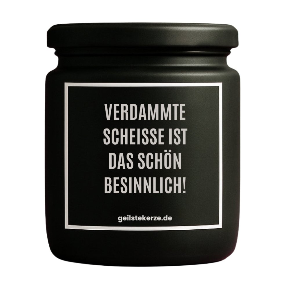Duftkerze mit Spruch von geilstekerze ist der neue Geschenketrend. Diese witzige Kerze Vegane Bio-Kerze mit Spruch – VERDAMMTE SCHEISSE IST DAS SCHÖN BESINNLICH! brennt mega lange sagenhafte 80 Stunde, hochwertige ätherische Öle schaffen beste Duftverteilung. Mit 1400 lustigen Sprüchen perfekt zum Verschenken. Handgemacht in Deutschland von geilstekerze.de -Die beste Duftkerze die du kaufen kannst.