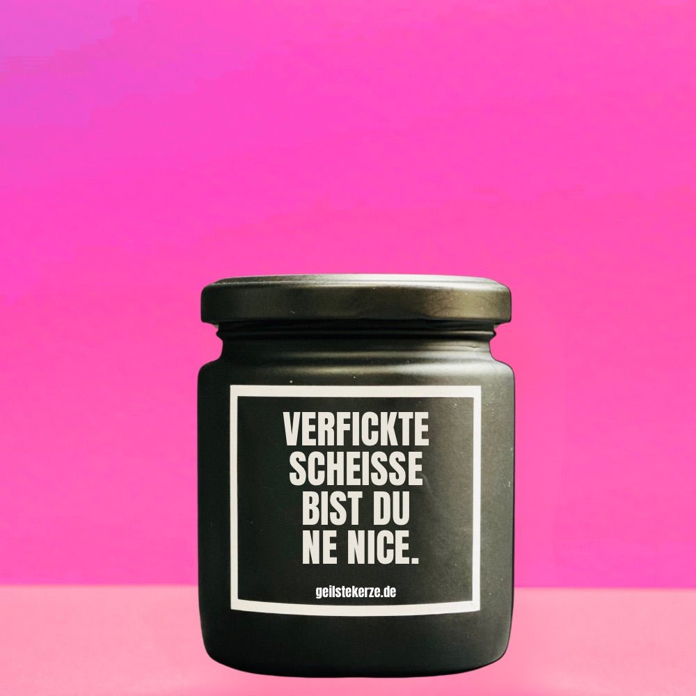 Duftkerze mit Spruch von geilstekerze ist der neue Geschenketrend. Diese witzige Kerze Vegane Bio-Kerze mit Spruch – VERFICKTE SCHEISSE BIST DU NE NICE brennt mega lange sagenhafte 80 Stunde, hochwertige ätherische Öle schaffen beste Duftverteilung. Mit 1400 lustigen Sprüchen perfekt zum Verschenken. Handgemacht in Deutschland von geilstekerze.de -Die beste Duftkerze die du kaufen kannst.