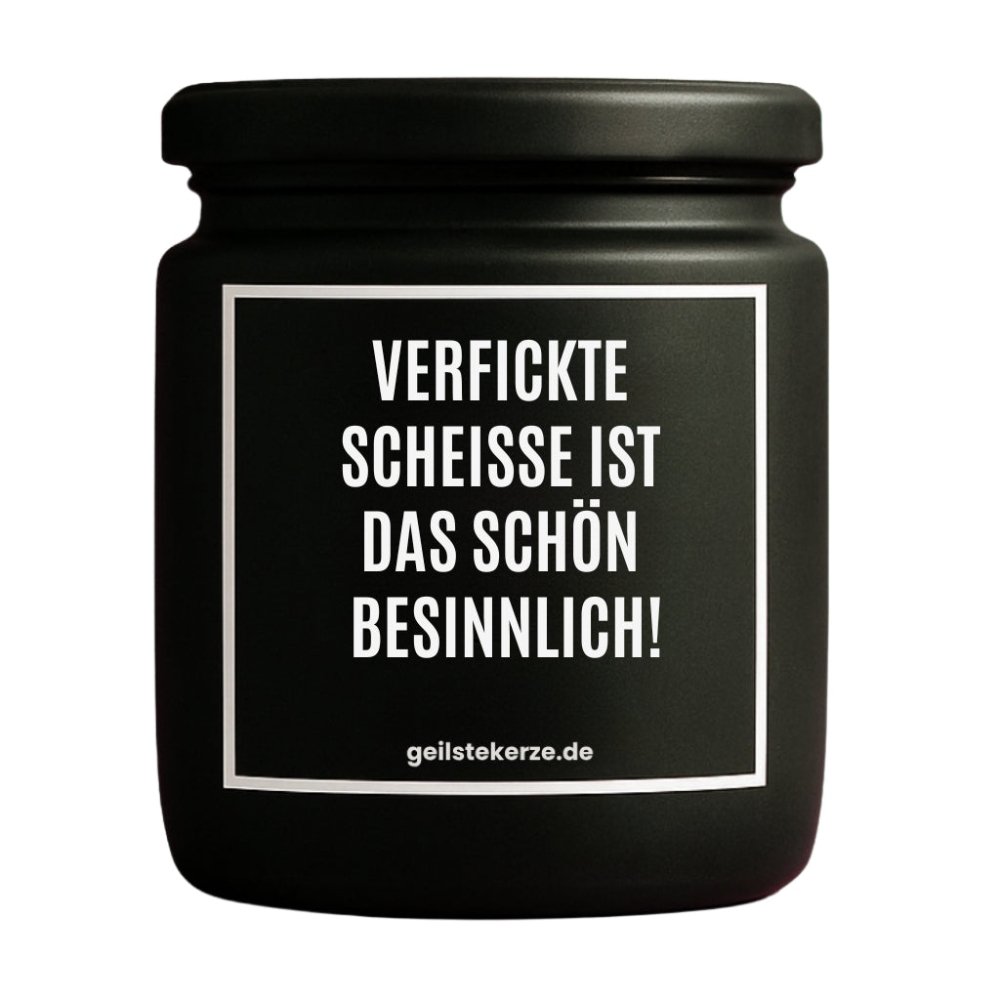 Duftkerze mit Spruch von geilstekerze ist der neue Geschenketrend. Diese witzige Kerze Vegane Bio-Kerze mit Spruch – VERFICKTE SCHEISSE IST DAS SCHÖN BESINNLICH! brennt mega lange sagenhafte 80 Stunde, hochwertige ätherische Öle schaffen beste Duftverteilung. Mit 1400 lustigen Sprüchen perfekt zum Verschenken. Handgemacht in Deutschland von geilstekerze.de -Die beste Duftkerze die du kaufen kannst.
