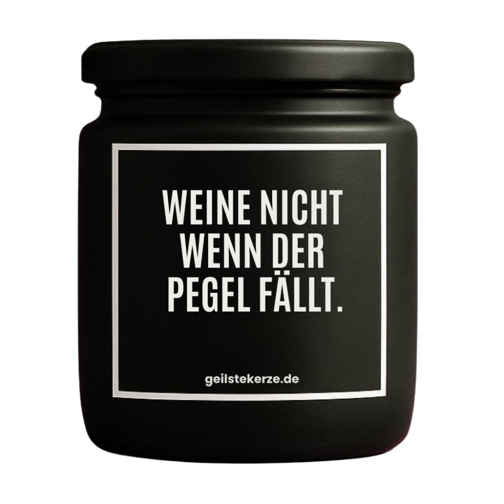 Duftkerze mit Spruch von geilstekerze ist der neue Geschenketrend. Diese witzige Kerze Vegane Bio-Kerze mit Spruch – WEINE NICHT WENN DER PEGEL FÄLLT. brennt mega lange sagenhafte 80 Stunde, hochwertige ätherische Öle schaffen beste Duftverteilung. Mit 1400 lustigen Sprüchen perfekt zum Verschenken. Handgemacht in Deutschland von geilstekerze.de -Die beste Duftkerze die du kaufen kannst.