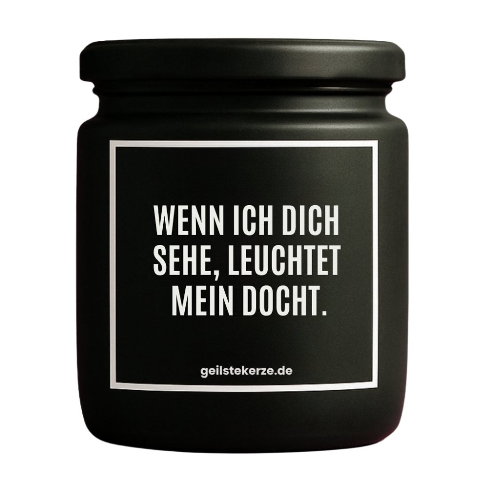 Duftkerze mit Spruch von geilstekerze ist der neue Geschenketrend. Diese witzige Kerze Vegane Bio-Kerze mit Spruch – WENN ICH DICH SEHE, LEUCHTET MEIN DOCHT. brennt mega lange sagenhafte 80 Stunde, hochwertige ätherische Öle schaffen beste Duftverteilung. Mit 1400 lustigen Sprüchen perfekt zum Verschenken. Handgemacht in Deutschland von geilstekerze.de -Die beste Duftkerze die du kaufen kannst.