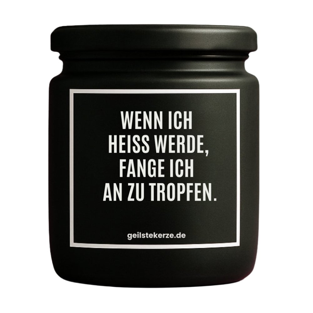 Duftkerze mit Spruch von geilstekerze ist der neue Geschenketrend. Diese witzige Kerze Vegane Bio-Kerze mit Spruch – WENN ICH HEISS WERDE, FANGE ICH AN ZU TROPFEN. brennt mega lange sagenhafte 80 Stunde, hochwertige ätherische Öle schaffen beste Duftverteilung. Mit 1400 lustigen Sprüchen perfekt zum Verschenken. Handgemacht in Deutschland von geilstekerze.de -Die beste Duftkerze die du kaufen kannst.