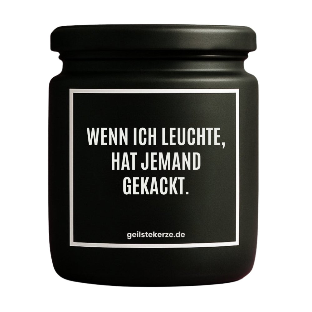 Duftkerze mit Spruch von geilstekerze ist der neue Geschenketrend. Diese witzige Kerze Vegane Bio-Kerze mit Spruch – WENN ICH LEUCHTE, HAT JEMAND GEKACKT. brennt mega lange sagenhafte 80 Stunde, hochwertige ätherische Öle schaffen beste Duftverteilung. Mit 1400 lustigen Sprüchen perfekt zum Verschenken. Handgemacht in Deutschland von geilstekerze.de -Die beste Duftkerze die du kaufen kannst.
