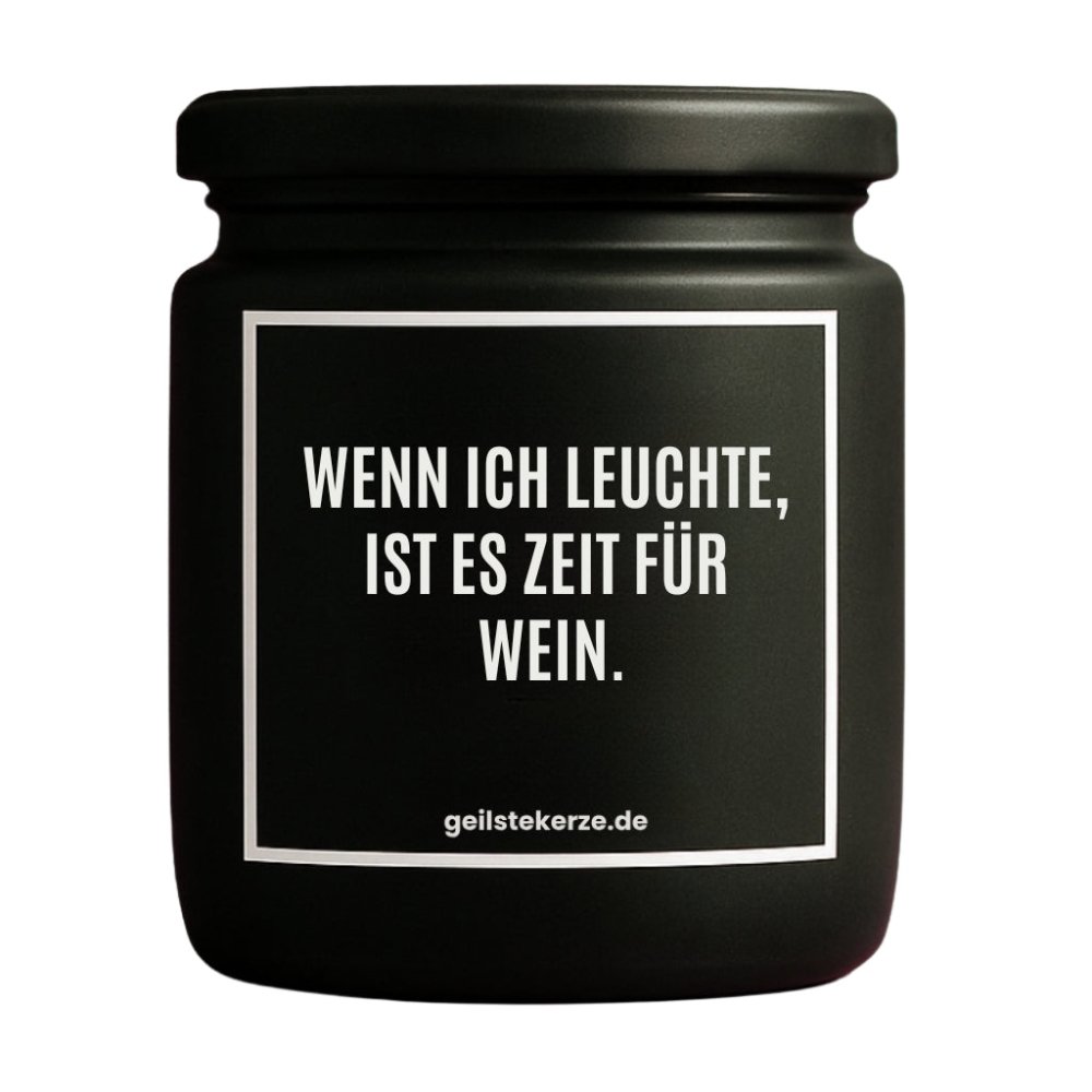 Duftkerze mit Spruch von geilstekerze ist der neue Geschenketrend. Diese witzige Kerze Vegane Bio-Kerze mit Spruch – WENN ICH LEUCHTE IST ES ZEIT FÜR WEIN. brennt mega lange sagenhafte 80 Stunde, hochwertige ätherische Öle schaffen beste Duftverteilung. Mit 1400 lustigen Sprüchen perfekt zum Verschenken. Handgemacht in Deutschland von geilstekerze.de -Die beste Duftkerze die du kaufen kannst.