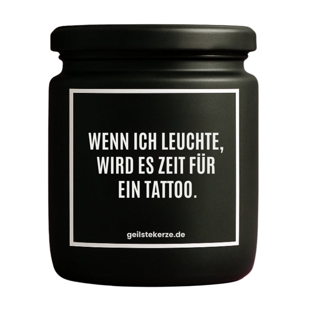 Duftkerze mit Spruch von geilstekerze ist der neue Geschenketrend. Diese witzige Kerze Vegane Bio-Kerze mit Spruch – WENN ICH LEUCHTE, WIRD ES ZEIT FÜR EIN TATTOO. brennt mega lange sagenhafte 80 Stunde, hochwertige ätherische Öle schaffen beste Duftverteilung. Mit 1400 lustigen Sprüchen perfekt zum Verschenken. Handgemacht in Deutschland von geilstekerze.de -Die beste Duftkerze die du kaufen kannst.