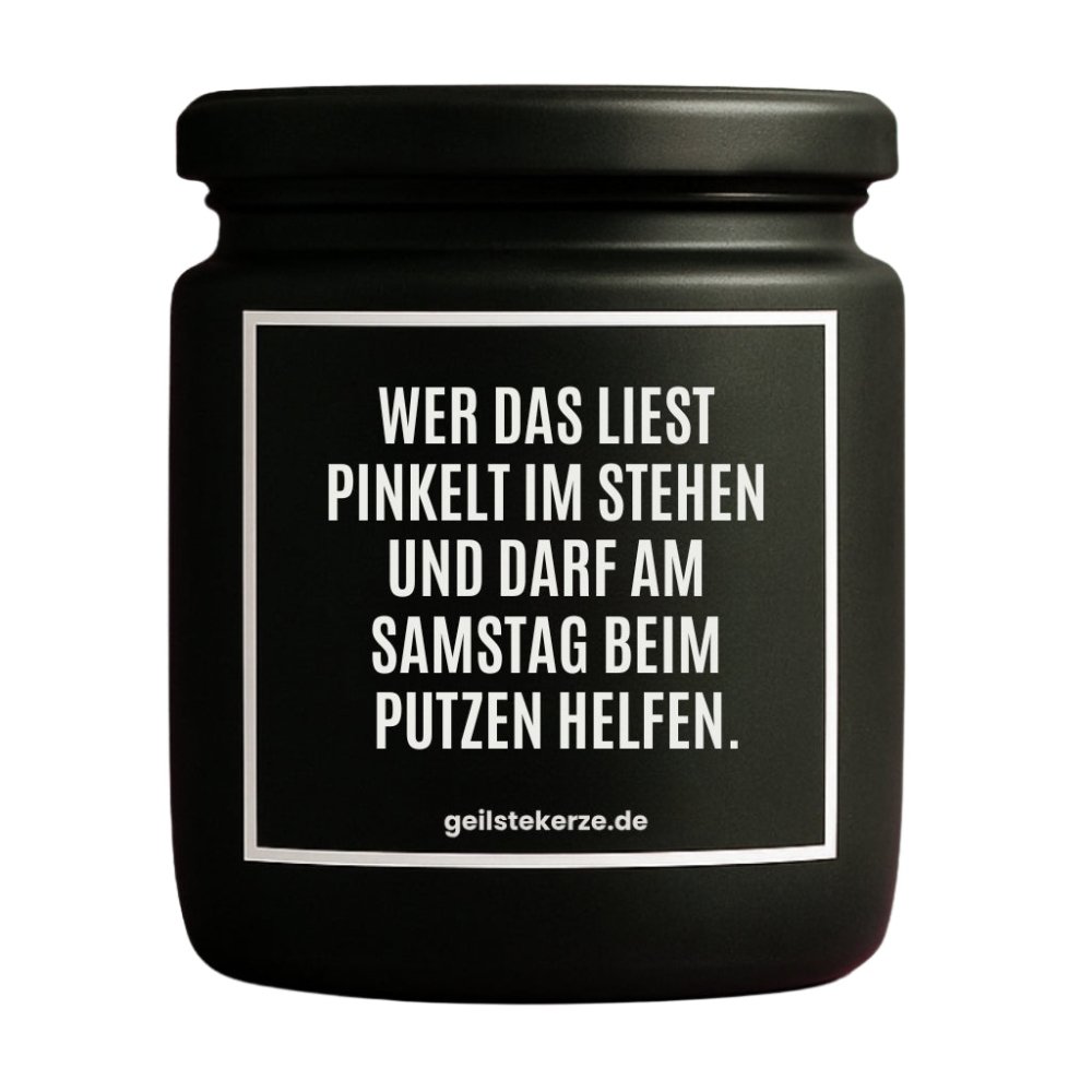 Duftkerze mit Spruch von geilstekerze ist der neue Geschenketrend. Diese witzige Kerze Vegane Bio-Kerze mit Spruch – WER DAS LIEST PINKELT IM STEHEN UND DARF AM SAMSTAG BEIM PUTZEN HELFEN. brennt mega lange sagenhafte 80 Stunde, hochwertige ätherische Öle schaffen beste Duftverteilung. Mit 1400 lustigen Sprüchen perfekt zum Verschenken. Handgemacht in Deutschland von geilstekerze.de -Die beste Duftkerze die du kaufen kannst.