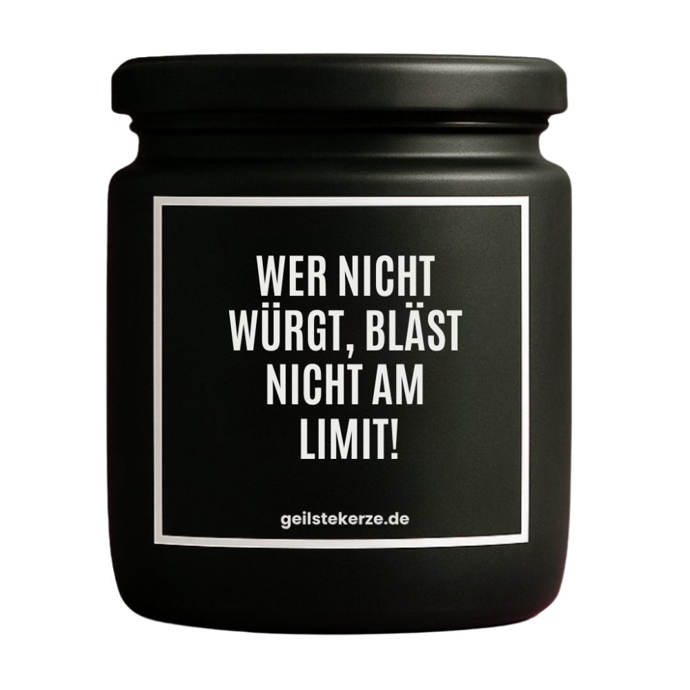 Duftkerze mit Spruch von geilstekerze ist der neue Geschenketrend. Diese witzige Kerze Vegane Bio-Kerze mit Spruch – WER NICHT WÜRGT, BLÄST NICHT AM LIMIT! brennt mega lange sagenhafte 80 Stunde, hochwertige ätherische Öle schaffen beste Duftverteilung. Mit 1400 lustigen Sprüchen perfekt zum Verschenken. Handgemacht in Deutschland von geilstekerze.de -Die beste Duftkerze die du kaufen kannst.