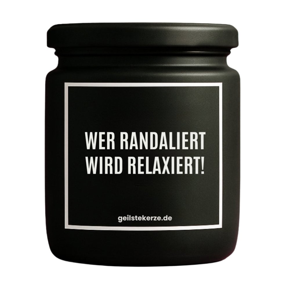Duftkerze mit Spruch von geilstekerze ist der neue Geschenketrend. Diese witzige Kerze Vegane Bio-Kerze mit Spruch – WER RANDALIERT WIRD RELAXIERT! brennt mega lange sagenhafte 80 Stunde, hochwertige ätherische Öle schaffen beste Duftverteilung. Mit 1400 lustigen Sprüchen perfekt zum Verschenken. Handgemacht in Deutschland von geilstekerze.de -Die beste Duftkerze die du kaufen kannst.