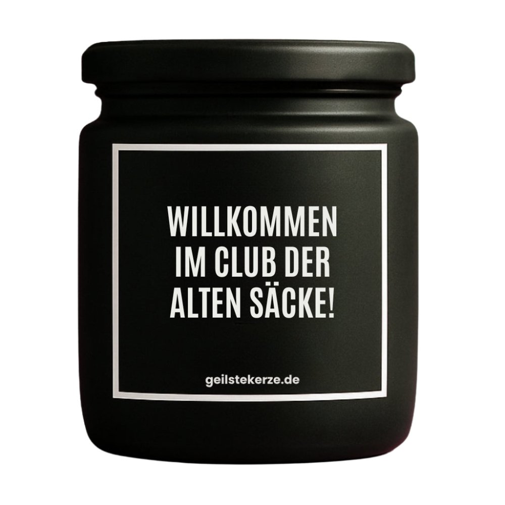 Duftkerze mit Spruch von geilstekerze ist der neue Geschenketrend. Diese witzige Kerze Vegane Bio-Kerze mit Spruch – WILLKOMMEN IM CLUB DER ALTEN SÄCKE! brennt mega lange sagenhafte 80 Stunde, hochwertige ätherische Öle schaffen beste Duftverteilung. Mit 1400 lustigen Sprüchen perfekt zum Verschenken. Handgemacht in Deutschland von geilstekerze.de -Die beste Duftkerze die du kaufen kannst.