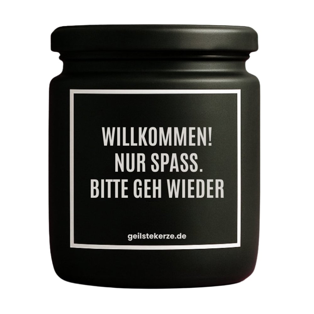 Duftkerze mit Spruch von geilstekerze ist der neue Geschenketrend. Diese witzige Kerze Vegane Bio-Kerze mit Spruch – WILLKOMMEN! NUR SPASS. BITTE GEH WIEDER brennt mega lange sagenhafte 80 Stunde, hochwertige ätherische Öle schaffen beste Duftverteilung. Mit 1400 lustigen Sprüchen perfekt zum Verschenken. Handgemacht in Deutschland von geilstekerze.de -Die beste Duftkerze die du kaufen kannst.