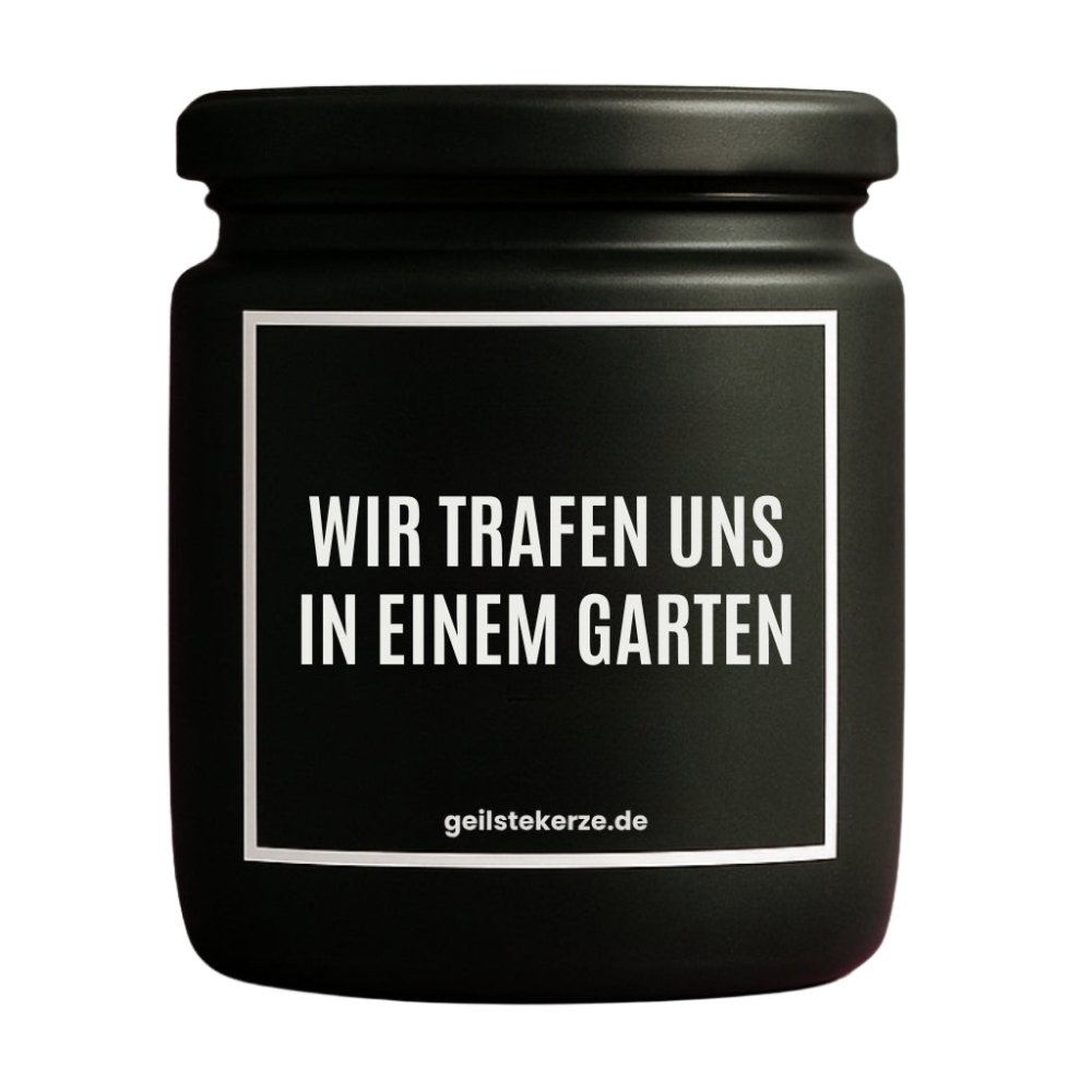 Duftkerze mit Spruch von geilstekerze ist der neue Geschenketrend. Diese witzige Kerze Vegane Bio-Kerze mit Spruch – WIR TRAFEN UNS IN EINEM GARTEN brennt mega lange sagenhafte 80 Stunde, hochwertige ätherische Öle schaffen beste Duftverteilung. Mit 1400 lustigen Sprüchen perfekt zum Verschenken. Handgemacht in Deutschland von geilstekerze.de -Die beste Duftkerze die du kaufen kannst.