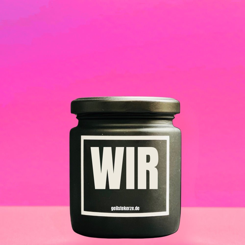 Duftkerze mit Spruch von geilstekerze ist der neue Geschenketrend. Diese witzige Kerze Vegane Bio-Kerze mit Spruch – WiR brennt mega lange sagenhafte 80 Stunde, hochwertige ätherische Öle schaffen beste Duftverteilung. Mit 1400 lustigen Sprüchen perfekt zum Verschenken. Handgemacht in Deutschland von geilstekerze.de -Die beste Duftkerze die du kaufen kannst.