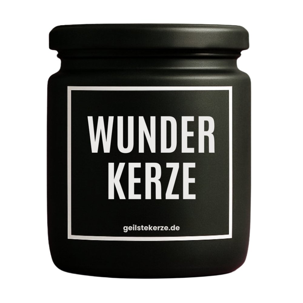 Duftkerze mit Spruch von geilstekerze ist der neue Geschenketrend. Diese witzige Kerze Vegane Bio-Kerze mit Spruch – WUNDERKERZE brennt mega lange sagenhafte 80 Stunde, hochwertige ätherische Öle schaffen beste Duftverteilung. Mit 1400 lustigen Sprüchen perfekt zum Verschenken. Handgemacht in Deutschland von geilstekerze.de -Die beste Duftkerze die du kaufen kannst.