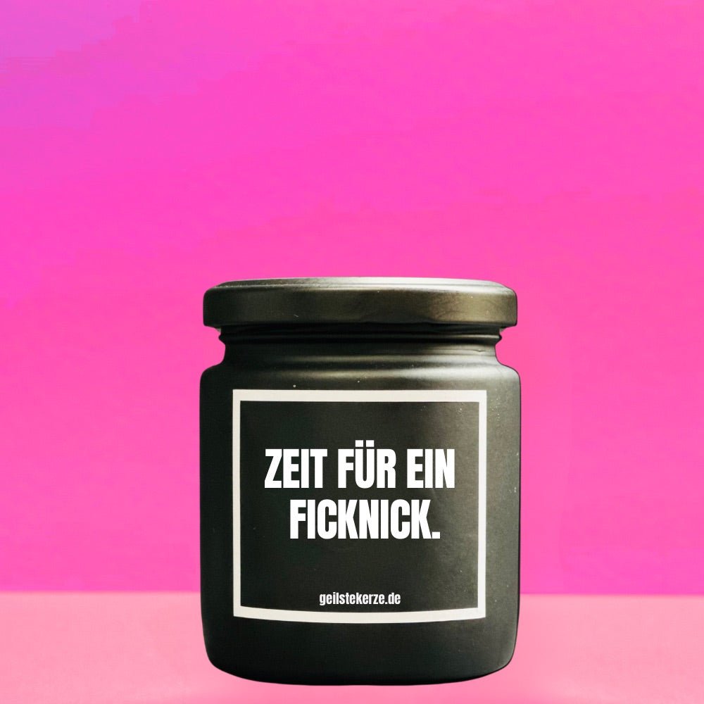 Duftkerze mit Spruch von geilstekerze ist der neue Geschenketrend. Diese witzige Kerze Vegane Bio-Kerze mit Spruch – ZEIT FÜR EIN FICKNICK brennt mega lange sagenhafte 80 Stunde, hochwertige ätherische Öle schaffen beste Duftverteilung. Mit 1400 lustigen Sprüchen perfekt zum Verschenken. Handgemacht in Deutschland von geilstekerze.de -Die beste Duftkerze die du kaufen kannst.