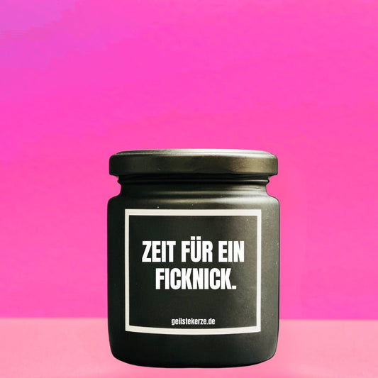 Duftkerze mit Spruch von geilstekerze ist der neue Geschenketrend. Diese witzige Kerze Vegane Bio-Kerze mit Spruch – ZEIT FÜR EIN FICKNICK brennt mega lange sagenhafte 80 Stunde, hochwertige ätherische Öle schaffen beste Duftverteilung. Mit 1400 lustigen Sprüchen perfekt zum Verschenken. Handgemacht in Deutschland von geilstekerze.de -Die beste Duftkerze die du kaufen kannst.