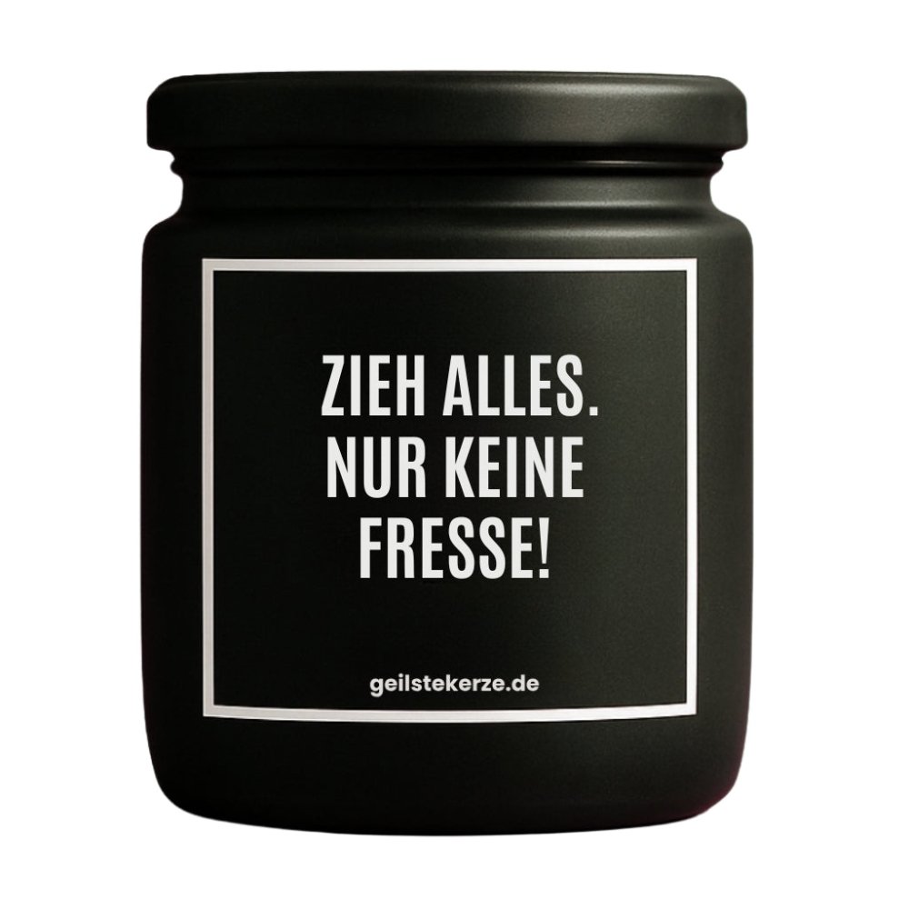 Duftkerze mit Spruch von geilstekerze ist der neue Geschenketrend. Diese witzige Kerze Vegane Bio-Kerze mit Spruch – ZIEH ALLES. NUR KEINE FRESSE! brennt mega lange sagenhafte 80 Stunde, hochwertige ätherische Öle schaffen beste Duftverteilung. Mit 1400 lustigen Sprüchen perfekt zum Verschenken. Handgemacht in Deutschland von geilstekerze.de -Die beste Duftkerze die du kaufen kannst.