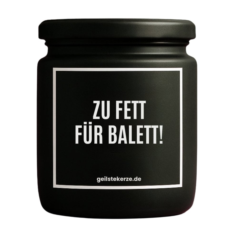 Duftkerze mit Spruch von geilstekerze ist der neue Geschenketrend. Diese witzige Kerze Vegane Bio-Kerze mit Spruch – ZU FETT FÜR BALETT! brennt mega lange sagenhafte 80 Stunde, hochwertige ätherische Öle schaffen beste Duftverteilung. Mit 1400 lustigen Sprüchen perfekt zum Verschenken. Handgemacht in Deutschland von geilstekerze.de -Die beste Duftkerze die du kaufen kannst.