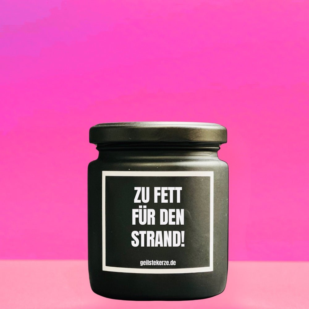Duftkerze mit Spruch von geilstekerze ist der neue Geschenketrend. Diese witzige Kerze Vegane Bio-Kerze mit Spruch – ZU FETT FÜR DEN STRAND brennt mega lange sagenhafte 80 Stunde, hochwertige ätherische Öle schaffen beste Duftverteilung. Mit 1400 lustigen Sprüchen perfekt zum Verschenken. Handgemacht in Deutschland von geilstekerze.de -Die beste Duftkerze die du kaufen kannst.