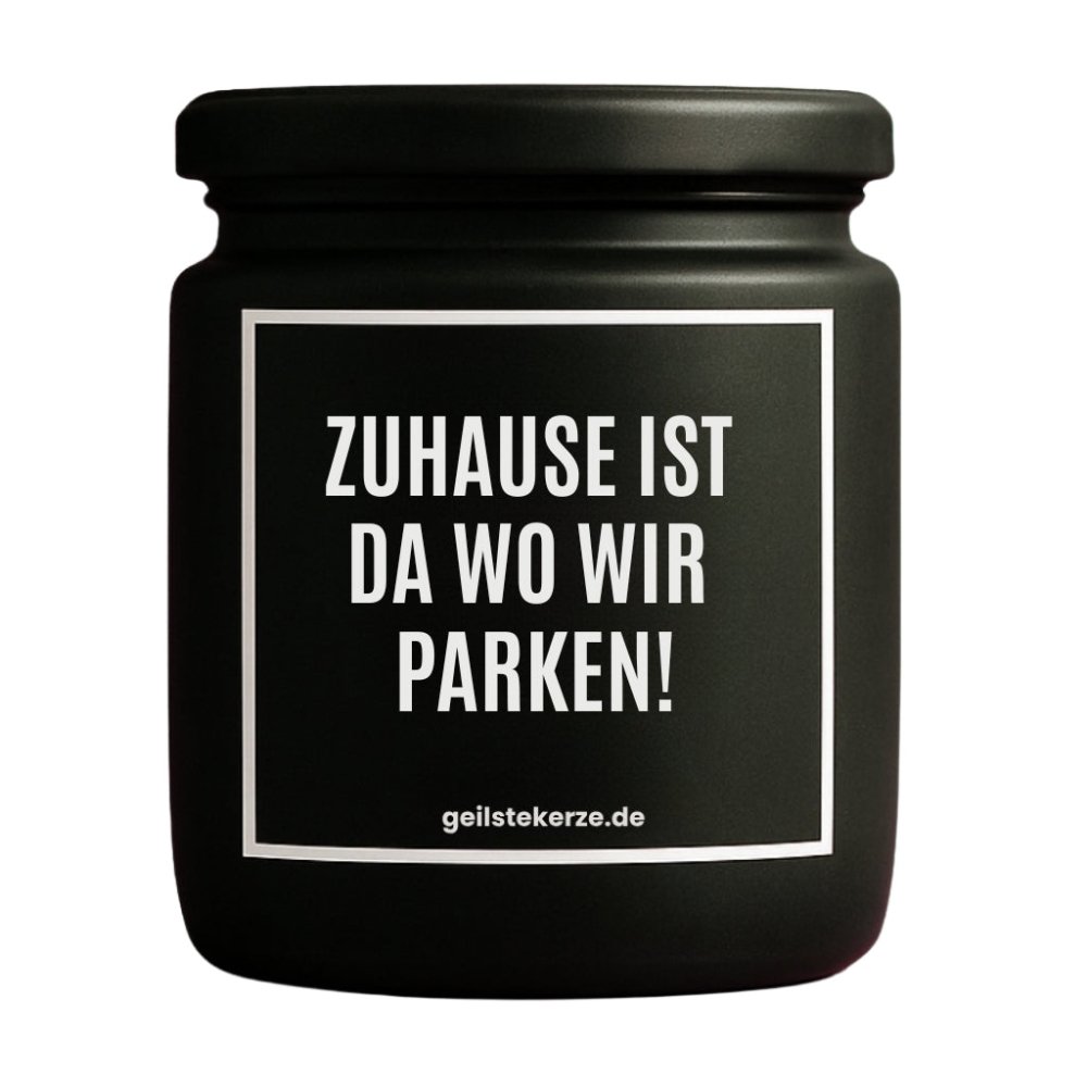 Duftkerze mit Spruch von geilstekerze ist der neue Geschenketrend. Diese witzige Kerze Vegane Bio-Kerze mit Spruch – ZUHAUSE IST DA WO WIR PARKEN! brennt mega lange sagenhafte 80 Stunde, hochwertige ätherische Öle schaffen beste Duftverteilung. Mit 1400 lustigen Sprüchen perfekt zum Verschenken. Handgemacht in Deutschland von geilstekerze.de -Die beste Duftkerze die du kaufen kannst.