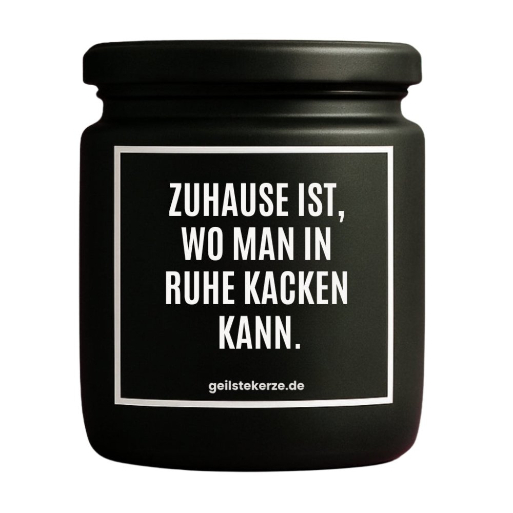 Duftkerze mit Spruch von geilstekerze ist der neue Geschenketrend. Diese witzige Kerze Vegane Bio-Kerze mit Spruch – ZUHAUSE IST, WO MAN IN RUHE KACKEN KANN. brennt mega lange sagenhafte 80 Stunde, hochwertige ätherische Öle schaffen beste Duftverteilung. Mit 1400 lustigen Sprüchen perfekt zum Verschenken. Handgemacht in Deutschland von geilstekerze.de -Die beste Duftkerze die du kaufen kannst.