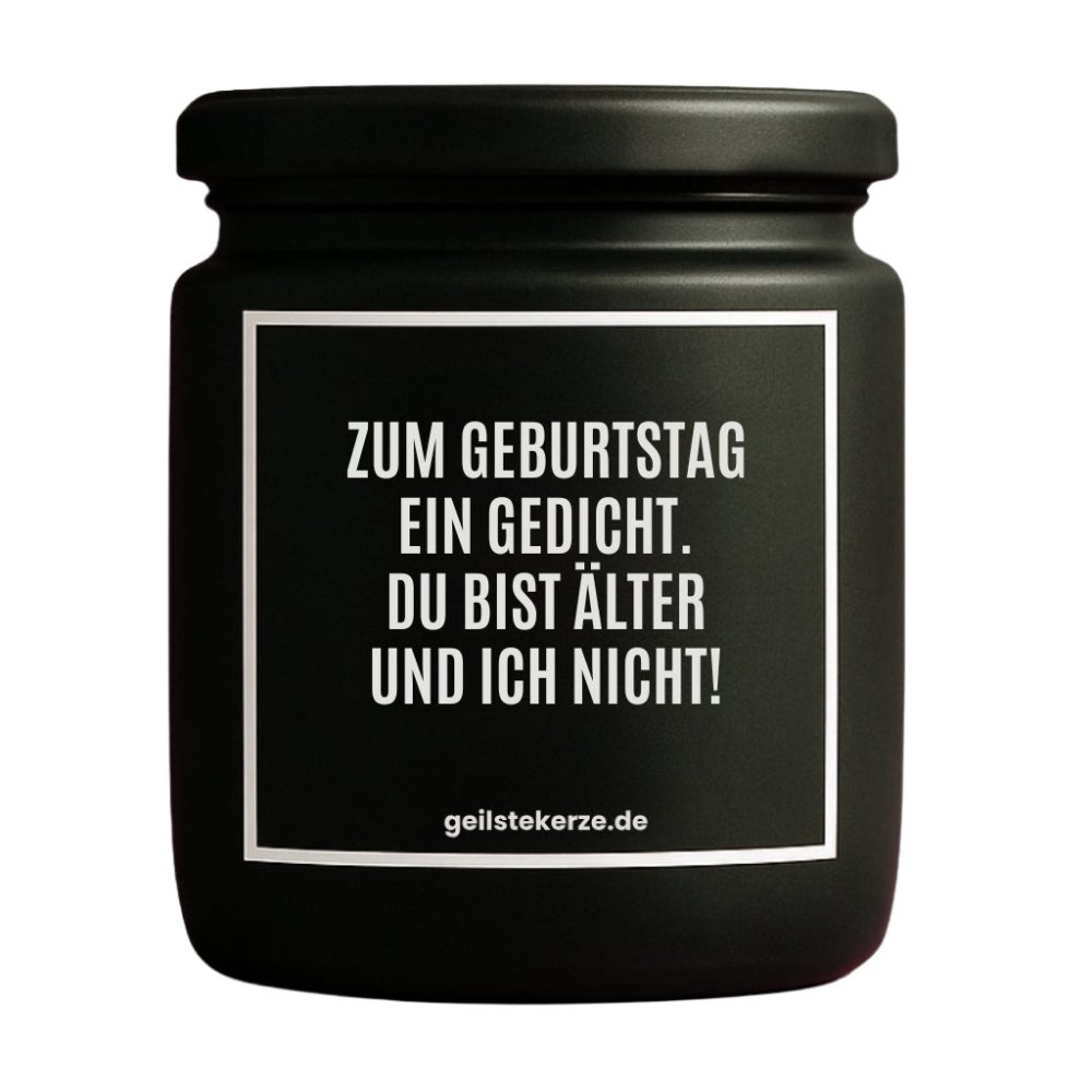 Duftkerze mit Spruch von geilstekerze ist der neue Geschenketrend. Diese witzige Kerze Vegane Bio-Kerze mit Spruch – ZUM GEBURTSTAG EIN GEDICHT, DU BIST ÄLTER UND ICH NICHT! brennt mega lange sagenhafte 80 Stunde, hochwertige ätherische Öle schaffen beste Duftverteilung. Mit 1400 lustigen Sprüchen perfekt zum Verschenken. Handgemacht in Deutschland von geilstekerze.de -Die beste Duftkerze die du kaufen kannst.