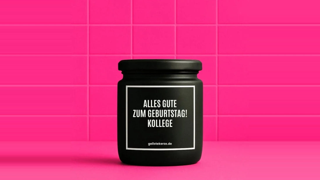 Duftkerze im Glas mit dem Aufdruck ALLES GUTE ZUM GEBURTSTAG! KOLLEGE, vor einer pinken Fliesenwand