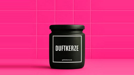 Duftkerze im Glas mit dem Aufdruck DUFTKERZE, vor einer pinken Fliesenwand