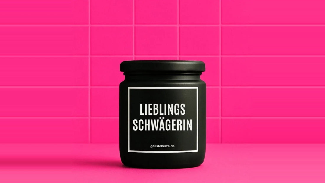 Duftkerze im Glas mit dem Aufdruck LIEBLINGSSCHWÄGERIN, vor einer pinken Fliesenwand