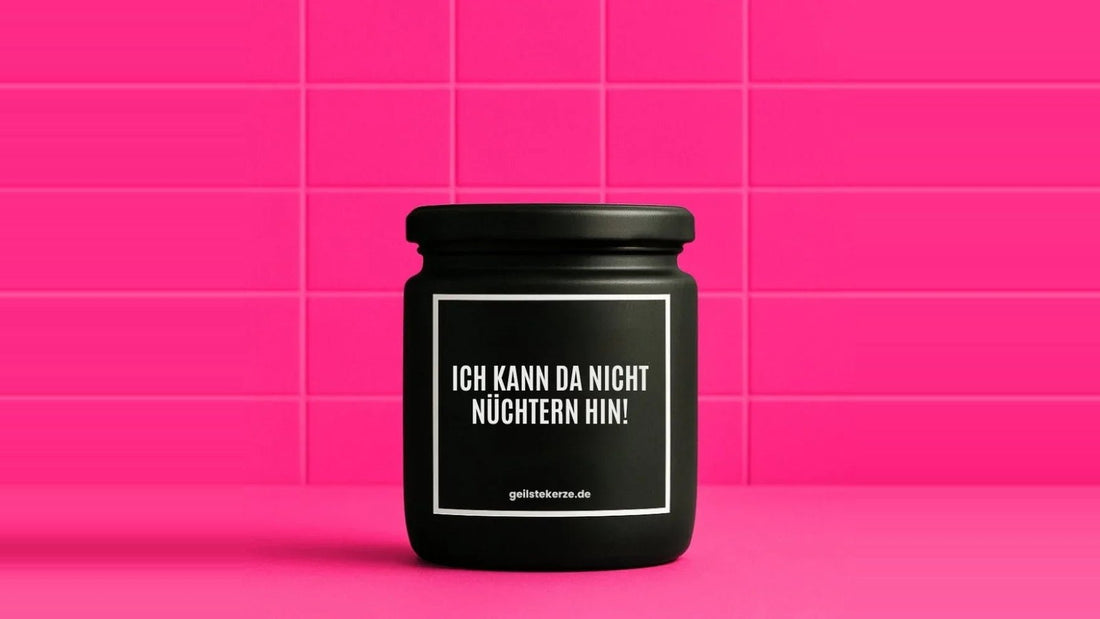 Duftkerze im Glas mit dem Aufdruck ICH KANN DA NICHT NÜCHTERN HIN, vor einer pinken Fliesenwand