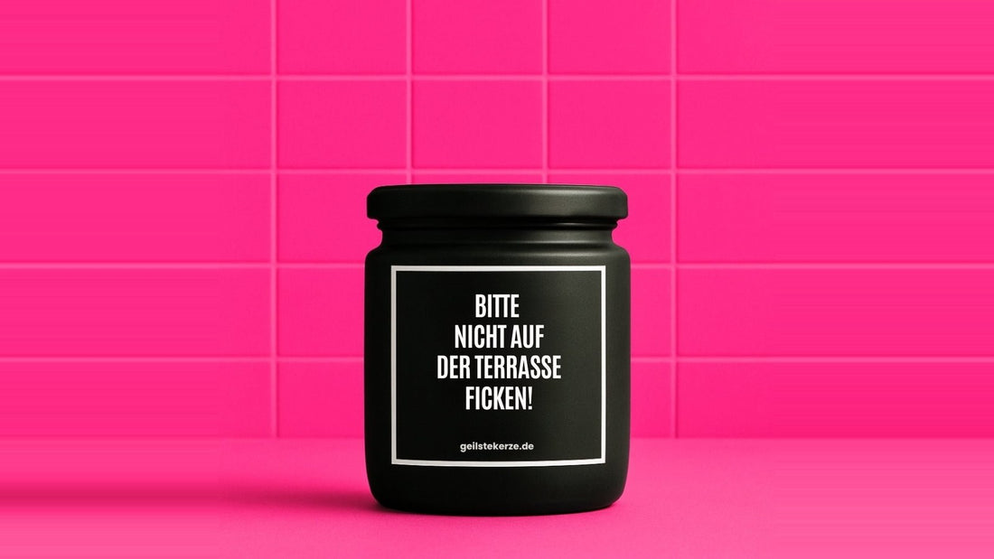 Duftkerze im Glas mit einem derben Spruch, vor einer pinken Fliesenwand