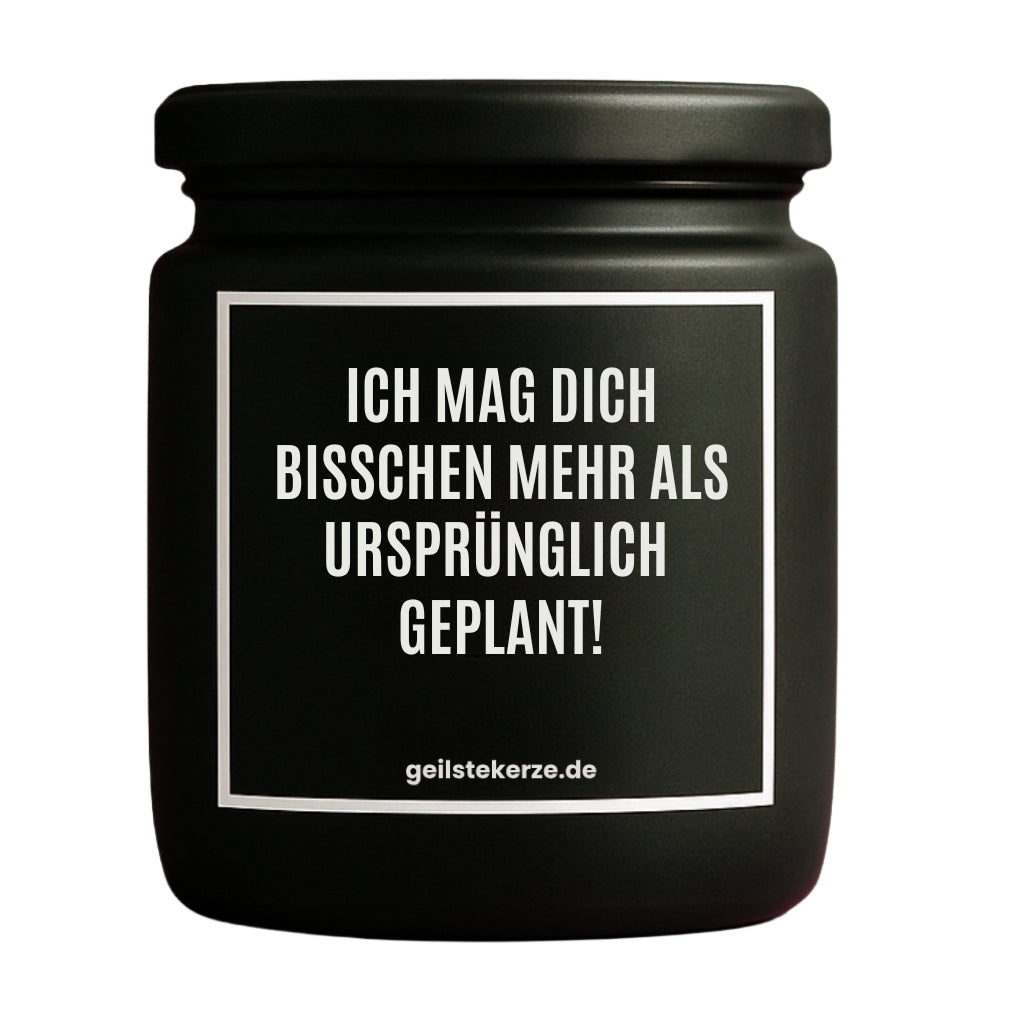 Erste von künstlicher Intelligenz kreierte Vegane Bio-Kerze mit Spruch – ICH MAG DICH BISSCHEN MEHR ALS URSPRÜNGLICH GEPLANT! Mega lange Brenndauer von 80 Stunde, hochwertige ätherische Öle schaffen beste Duftverteilung. Mit 1400 lustigen Sprüchen perfekt zum Verschenken. Handgemacht in Deutschland von geilstekerze.de -Die beste Duftkerze die du kaufen kannst.