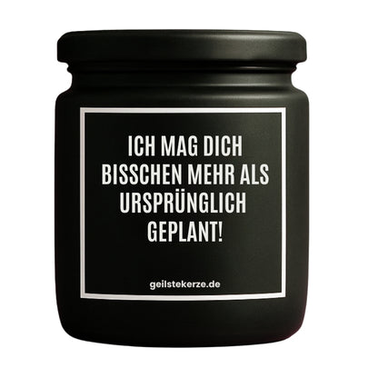 Erste von künstlicher Intelligenz kreierte Vegane Bio-Kerze mit Spruch – ICH MAG DICH BISSCHEN MEHR ALS URSPRÜNGLICH GEPLANT! Mega lange Brenndauer von 80 Stunde, hochwertige ätherische Öle schaffen beste Duftverteilung. Mit 1400 lustigen Sprüchen perfekt zum Verschenken. Handgemacht in Deutschland von geilstekerze.de -Die beste Duftkerze die du kaufen kannst.