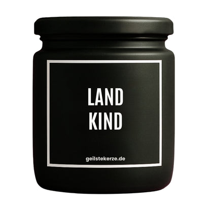 Duftkerze mit Spruch von geilstekerze ist der neue Geschenketrend. Diese witzige Kerze Vegane Bio-Kerze mit Spruch – LANDKIND brennt mega lange sagenhafte 80 Stunde, hochwertige ätherische Öle schaffen beste Duftverteilung. Mit 1400 lustigen Sprüchen perfekt zum Verschenken. Handgemacht in Deutschland von geilstekerze.de -Die beste Duftkerze die du kaufen kannst.