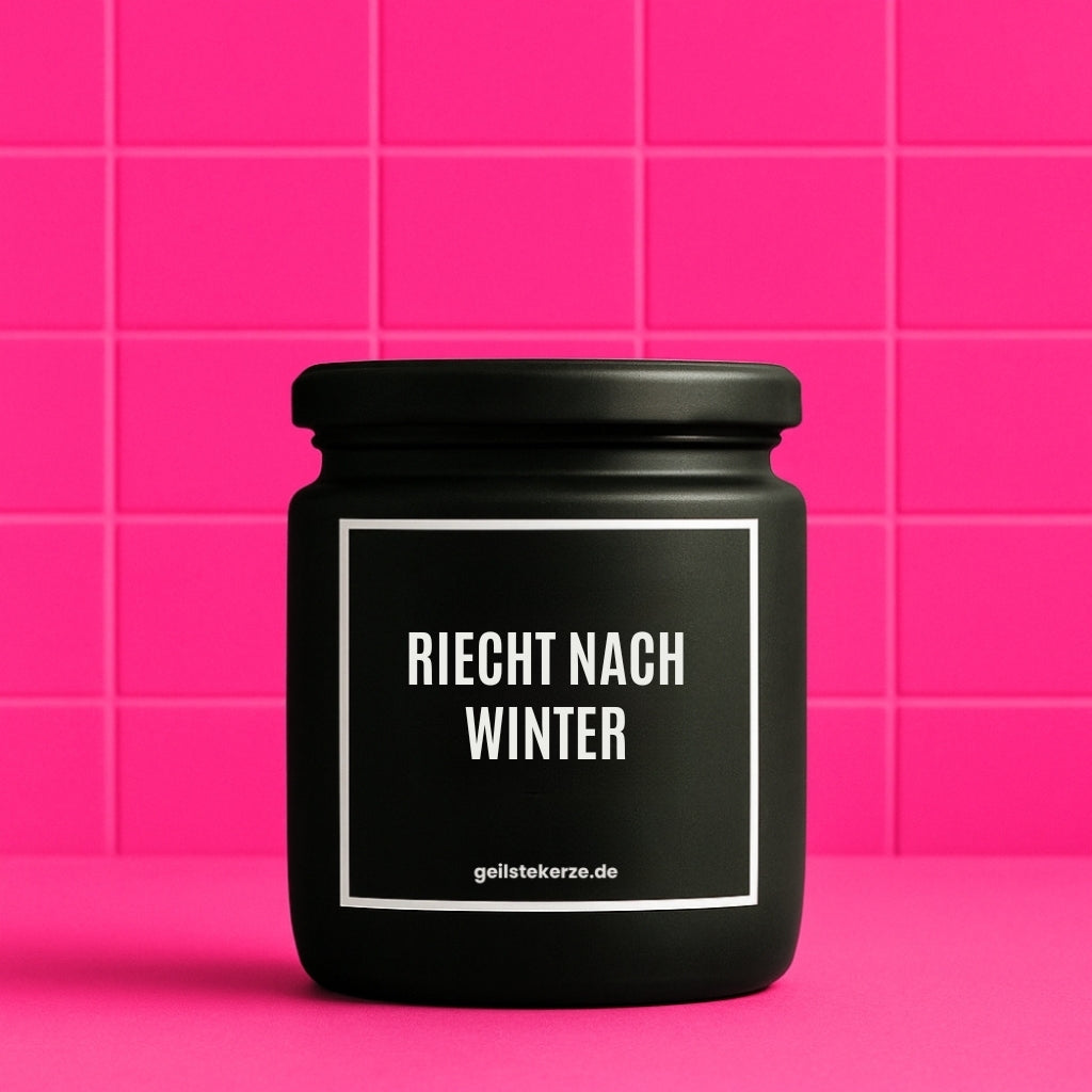 Erste von künstlicher Intelligenz kreierte Vegane Bio-Kerze mit Spruch – RIECHT NACH WINTER Mega lange Brenndauer von 80 Stunde, hochwertige ätherische Öle schaffen beste Duftverteilung. Mit 1400 lustigen Sprüchen perfekt zum Verschenken. Handgemacht in Deutschland von geilstekerze.de -Die beste Duftkerze die du kaufen kannst.