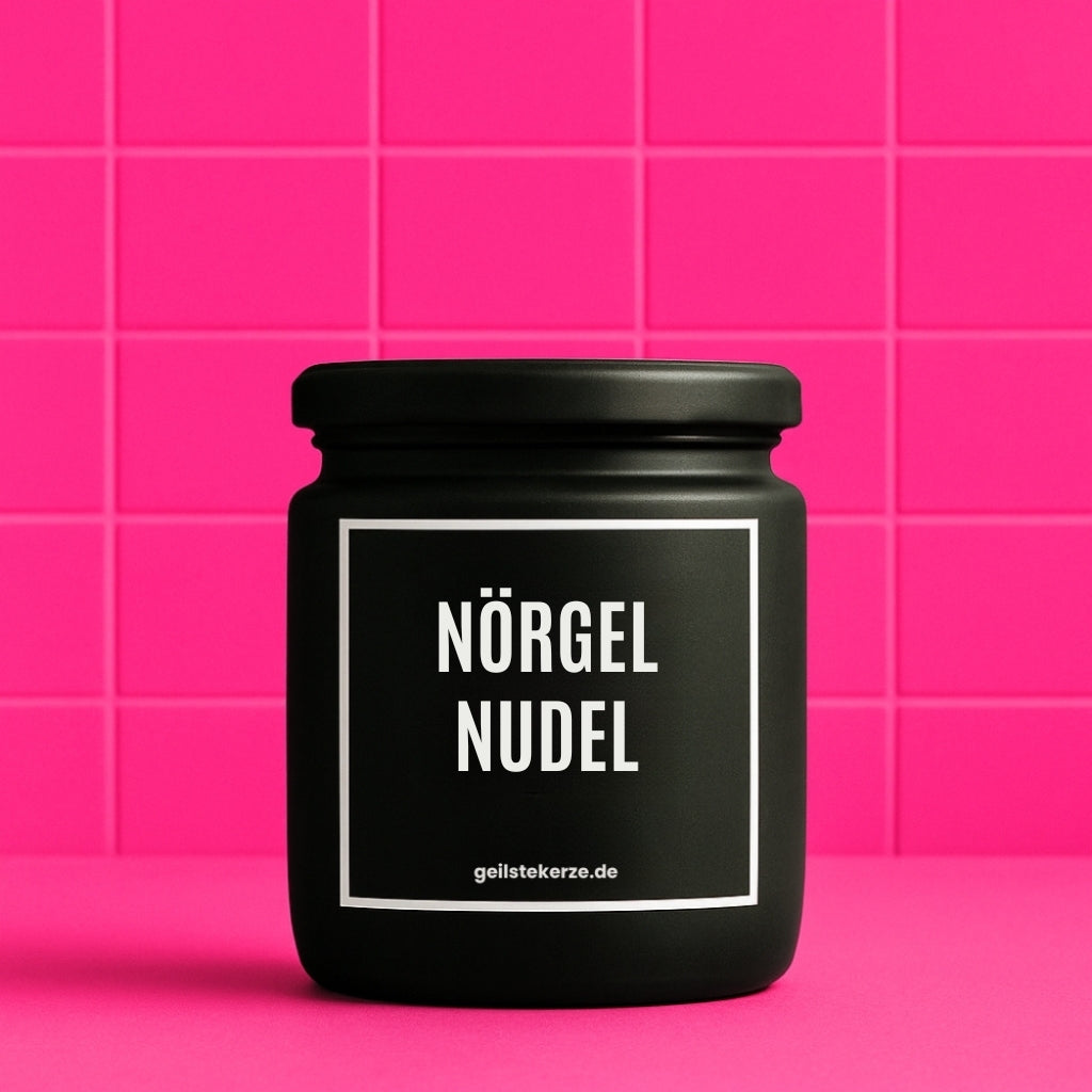 Erste von künstlicher Intelligenz kreierte Vegane Bio-Kerze mit Spruch – NÖRGELNUDEL Mega lange Brenndauer von 80 Stunde, hochwertige ätherische Öle schaffen beste Duftverteilung. Mit 1400 lustigen Sprüchen perfekt zum Verschenken. Handgemacht in Deutschland von geilstekerze.de -Die beste Duftkerze die du kaufen kannst.