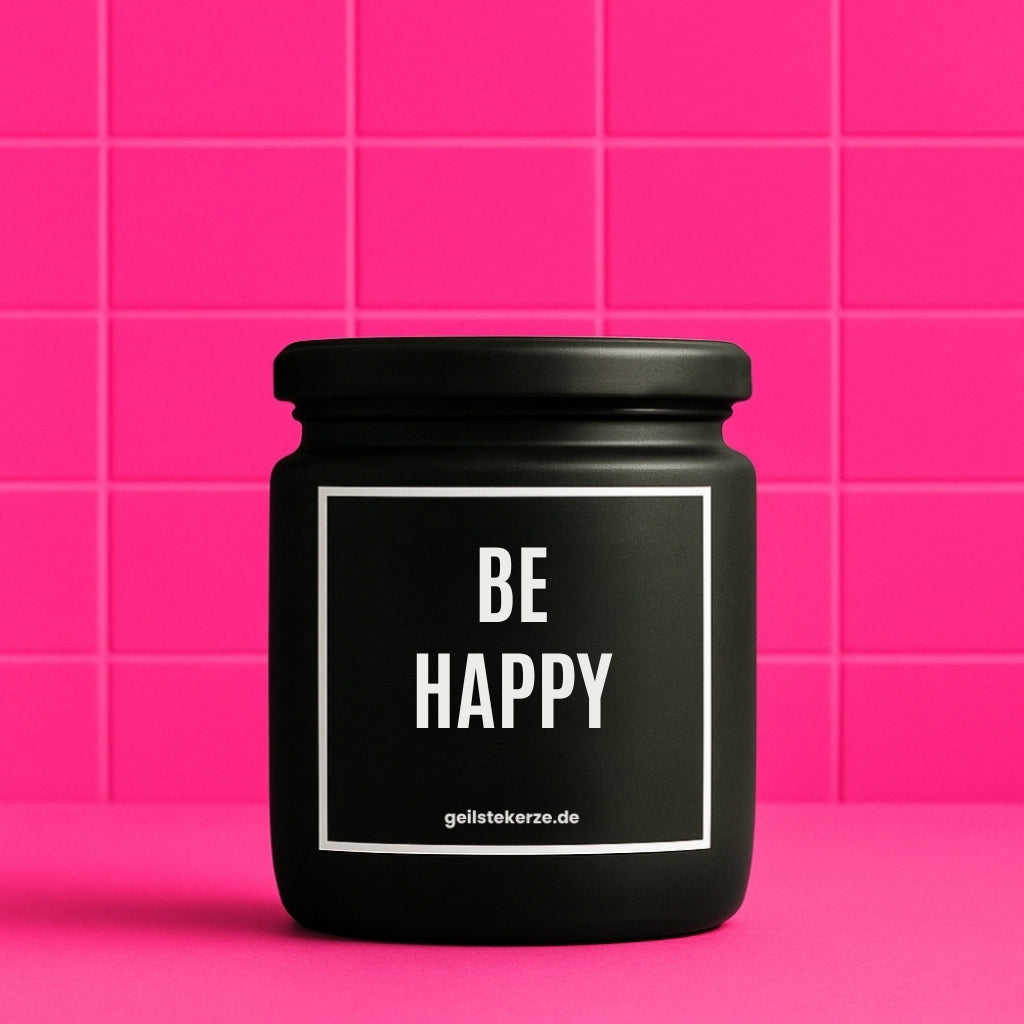 Erste von künstlicher Intelligenz kreierte Vegane Bio-Kerze mit Spruch – BE HAPPY Mega lange Brenndauer von 80 Stunde, hochwertige ätherische Öle schaffen beste Duftverteilung. Mit 1400 lustigen Sprüchen perfekt zum Verschenken. Handgemacht in Deutschland von geilstekerze.de -Die beste Duftkerze die du kaufen kannst.