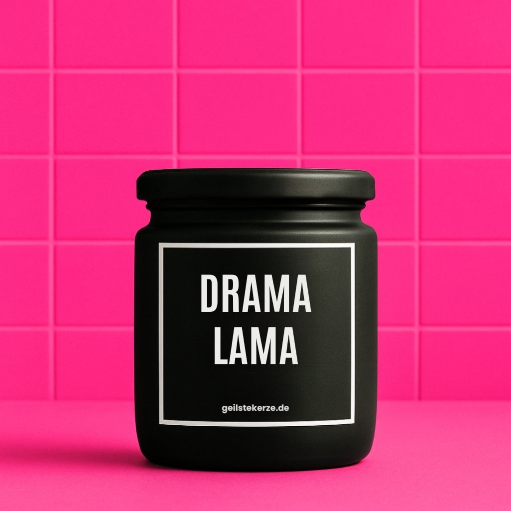 Erste von künstlicher Intelligenz kreierte Vegane Bio-Kerze mit Spruch – DRAMA LAMA Mega lange Brenndauer von 80 Stunde, hochwertige ätherische Öle schaffen beste Duftverteilung. Mit 1400 lustigen Sprüchen perfekt zum Verschenken. Handgemacht in Deutschland von geilstekerze.de -Die beste Duftkerze die du kaufen kannst.
