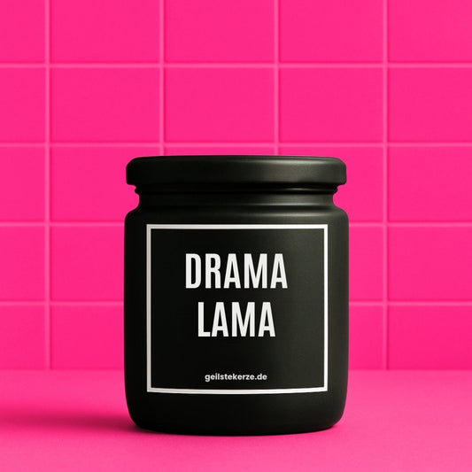 Erste von künstlicher Intelligenz kreierte Vegane Bio-Kerze mit Spruch – DRAMA LAMA Mega lange Brenndauer von 80 Stunde, hochwertige ätherische Öle schaffen beste Duftverteilung. Mit 1400 lustigen Sprüchen perfekt zum Verschenken. Handgemacht in Deutschland von geilstekerze.de -Die beste Duftkerze die du kaufen kannst.