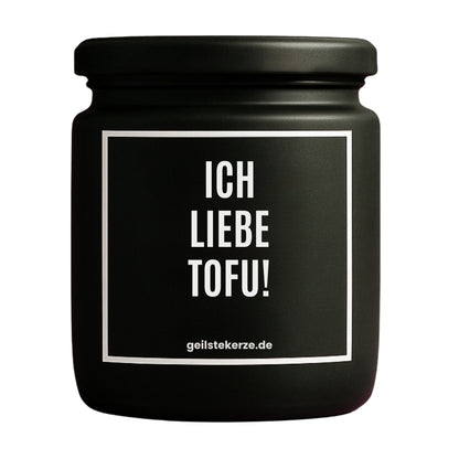 Erste von künstlicher Intelligenz kreierte Vegane Bio-Kerze mit Spruch – ICH LIEBE TOFU! Mega lange Brenndauer von 80 Stunde, hochwertige ätherische Öle schaffen beste Duftverteilung. Mit 1400 lustigen Sprüchen perfekt zum Verschenken. Handgemacht in Deutschland von geilstekerze.de -Die beste Duftkerze die du kaufen kannst.
