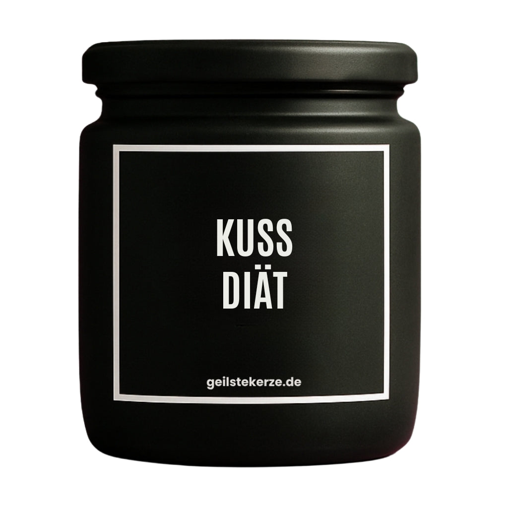 Duftkerze mit Spruch von geilstekerze ist der neue Geschenketrend. Diese witzige Kerze Vegane Bio-Kerze mit Spruch – KUSS DIÄT brennt mega lange sagenhafte 80 Stunde, hochwertige ätherische Öle schaffen beste Duftverteilung. Mit 1400 lustigen Sprüchen perfekt zum Verschenken. Handgemacht in Deutschland von geilstekerze.de -Die beste Duftkerze die du kaufen kannst.