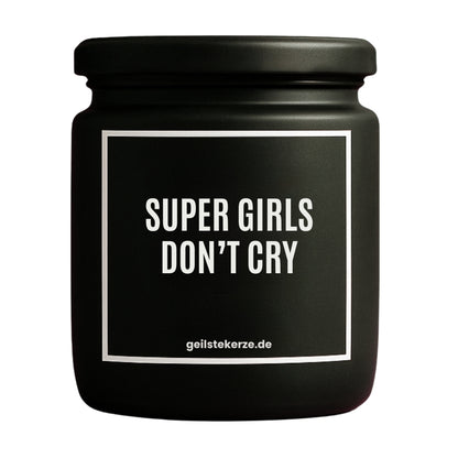 Erste von künstlicher Intelligenz kreierte Vegane Bio-Kerze mit Spruch – SUPER GIRLS DON‘T CRY Mega lange Brenndauer von 80 Stunde, hochwertige ätherische Öle schaffen beste Duftverteilung. Mit 1400 lustigen Sprüchen perfekt zum Verschenken. Handgemacht in Deutschland von geilstekerze.de -Die beste Duftkerze die du kaufen kannst.