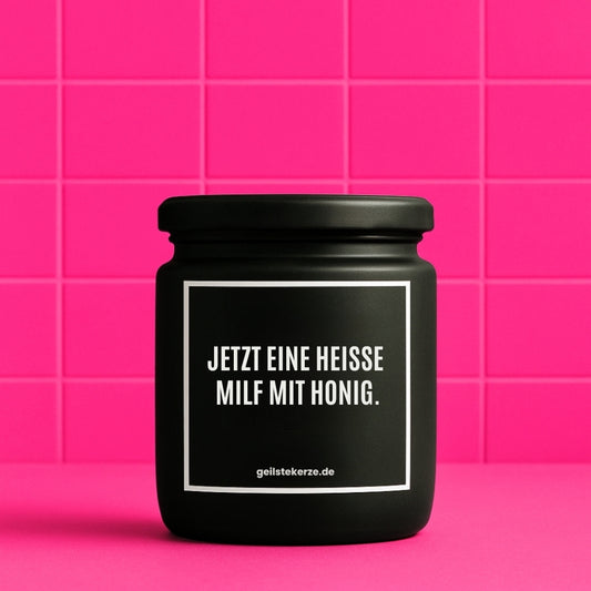 Duftkerze mit Spruch von geilstekerze ist der neue Geschenketrend. Diese witzige Kerze Vegane Bio-Kerze mit Spruch – JETZT EINE HEISSE MILF MIT HONIG brennt mega lange sagenhafte 80 Stunde, hochwertige ätherische Öle schaffen beste Duftverteilung. Mit 1400 lustigen Sprüchen perfekt zum Verschenken. Handgemacht in Deutschland von geilstekerze.de -Die beste Duftkerze die du kaufen kannst.