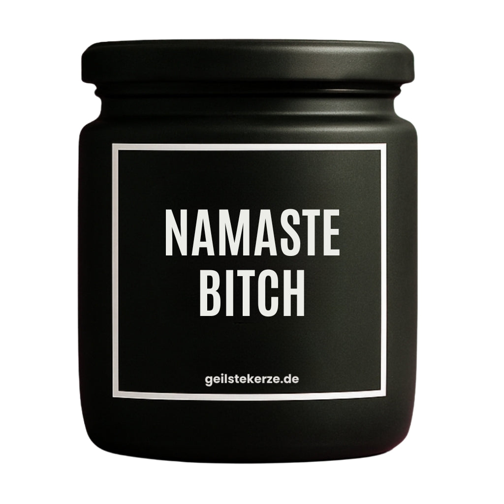 Erste von künstlicher Intelligenz kreierte Vegane Bio-Kerze mit Spruch – NAMASTE BITCH Mega lange Brenndauer von 80 Stunde, hochwertige ätherische Öle schaffen beste Duftverteilung. Mit 1400 lustigen Sprüchen perfekt zum Verschenken. Handgemacht in Deutschland von geilstekerze.de -Die beste Duftkerze die du kaufen kannst.