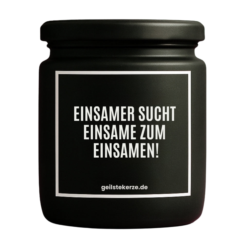 Duftkerze mit Spruch von geilstekerze ist der neue Geschenketrend. Diese witzige Kerze Vegane Bio-Kerze mit Spruch – EINSAMER SUCHT EINSAME ZUM EINSAMEN! brennt mega lange sagenhafte 80 Stunde, hochwertige ätherische Öle schaffen beste Duftverteilung. Mit 1400 lustigen Sprüchen perfekt zum Verschenken. Handgemacht in Deutschland von geilstekerze.de -Die beste Duftkerze die du kaufen kannst.