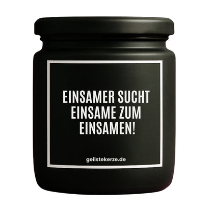 Duftkerze mit Spruch von geilstekerze ist der neue Geschenketrend. Diese witzige Kerze Vegane Bio-Kerze mit Spruch – EINSAMER SUCHT EINSAME ZUM EINSAMEN! brennt mega lange sagenhafte 80 Stunde, hochwertige ätherische Öle schaffen beste Duftverteilung. Mit 1400 lustigen Sprüchen perfekt zum Verschenken. Handgemacht in Deutschland von geilstekerze.de -Die beste Duftkerze die du kaufen kannst.