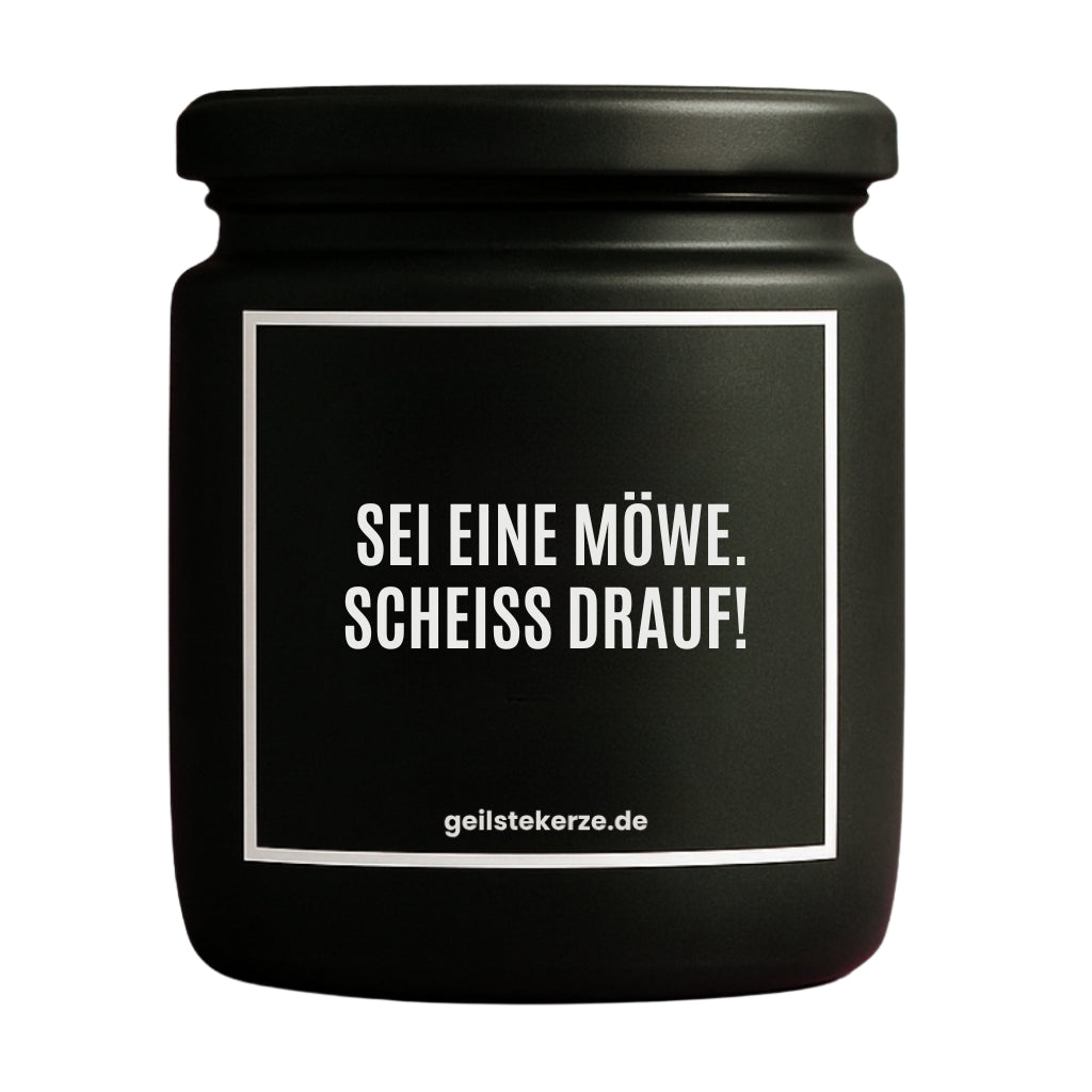 Erste von künstlicher Intelligenz kreierte Vegane Bio-Kerze mit Spruch – SEI EINE MÖWE. SCHEISS DRAUF! Mega lange Brenndauer von 80 Stunde, hochwertige ätherische Öle schaffen beste Duftverteilung. Mit 1400 lustigen Sprüchen perfekt zum Verschenken. Handgemacht in Deutschland von geilstekerze.de -Die beste Duftkerze die du kaufen kannst.