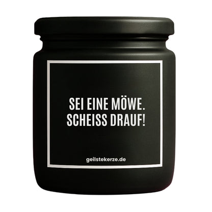 Erste von künstlicher Intelligenz kreierte Vegane Bio-Kerze mit Spruch – SEI EINE MÖWE. SCHEISS DRAUF! Mega lange Brenndauer von 80 Stunde, hochwertige ätherische Öle schaffen beste Duftverteilung. Mit 1400 lustigen Sprüchen perfekt zum Verschenken. Handgemacht in Deutschland von geilstekerze.de -Die beste Duftkerze die du kaufen kannst.